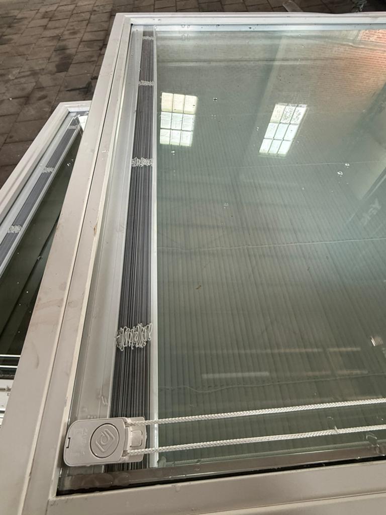 6x stalen kozijn /raam met dubbel glas, ingebouwde Luxaflex, Raamkozijn, Zo goed als nieuw, Metaal, Inclusief glas