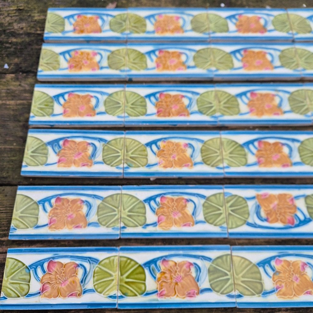 22 antieke randtegels 15x7,5 cm decor in relief, Ophalen