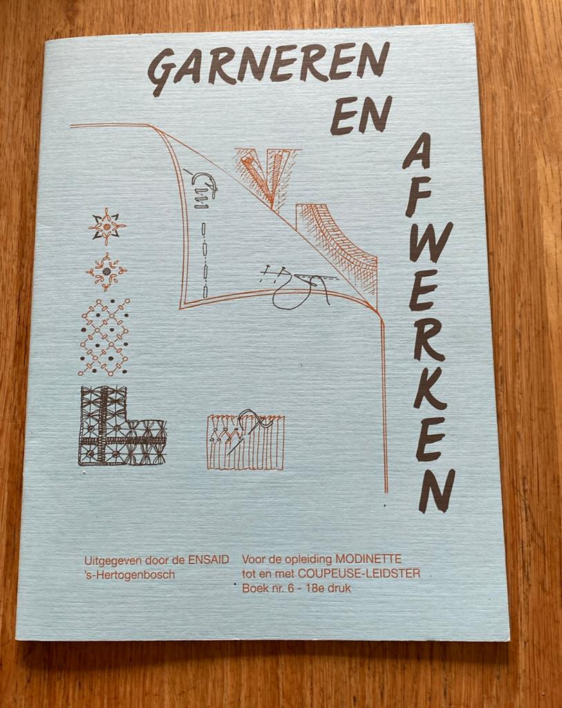 Modinette, Costumière, Garneren en Afwerken boeken, Boeken, Ophalen of Verzenden, Zo goed als nieuw, Overige niveaus