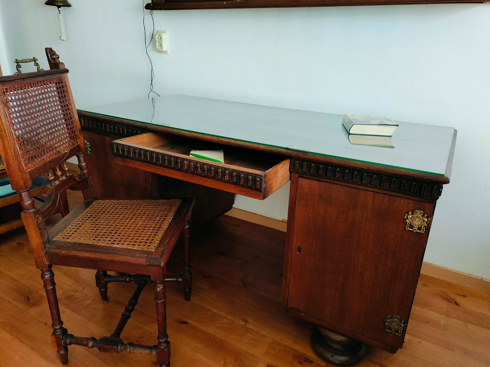 Antiek bureau en stoel en bovenplank exclusief accessoires, Ophalen