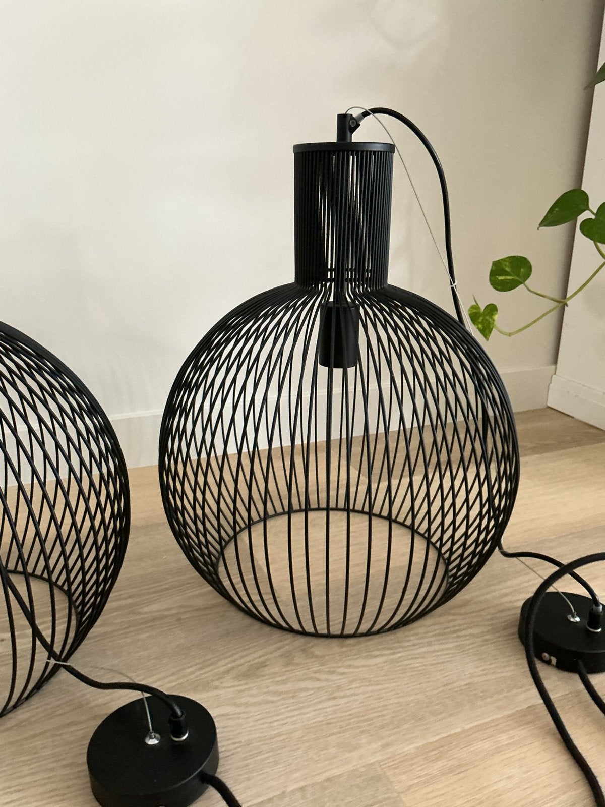 Twee zwarte metalen hanglampen bol, Ophalen, E27 (groot), Zo goed als nieuw, Metaal