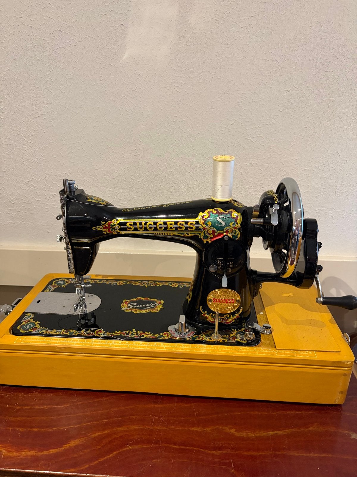 Antieke Success Naaimachine met Handbediening en Koffer, Hobby en Vrije tijd, Naaimachines en Toebehoren, Ophalen, Gebruikt, Naaimachine