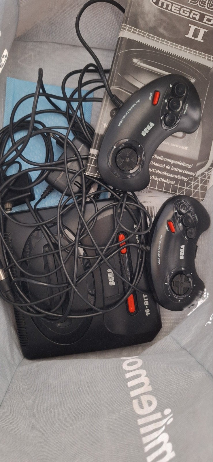 Sega Mega Drive 2 + 2 spellen, Spelcomputers en Games, Spelcomputers | Sega, Ophalen, Gebruikt, Met 2 controllers, Mega Drive
