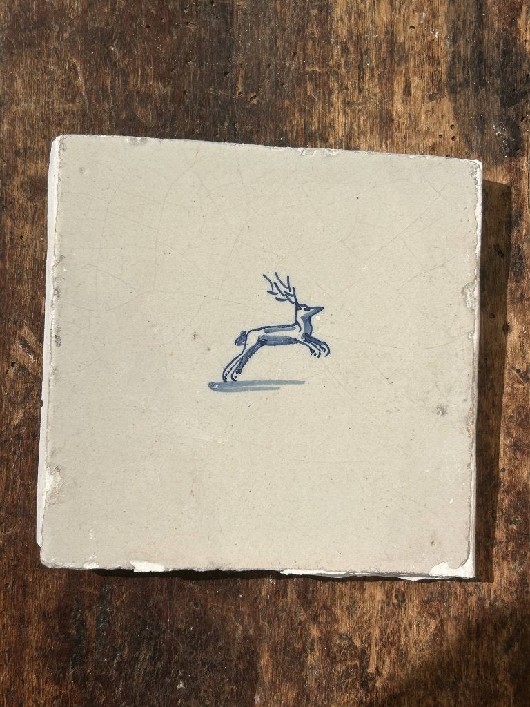 Oude Delft blauwe tegel van springende hertje (17e/18e eeuw), Antiek en Kunst, Ophalen of Verzenden