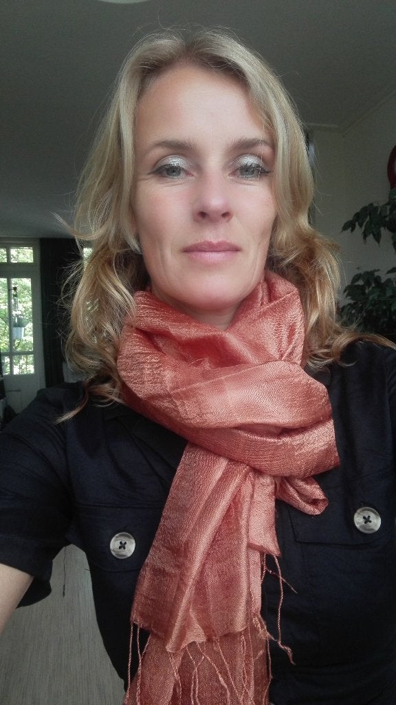 Nieuwe handgemaakte 100% zijden sjaal lichtbruin 162x75 cm, Kleding | Dames, Ophalen of Verzenden, Nieuw, Maat 46/48 (XL) of groter