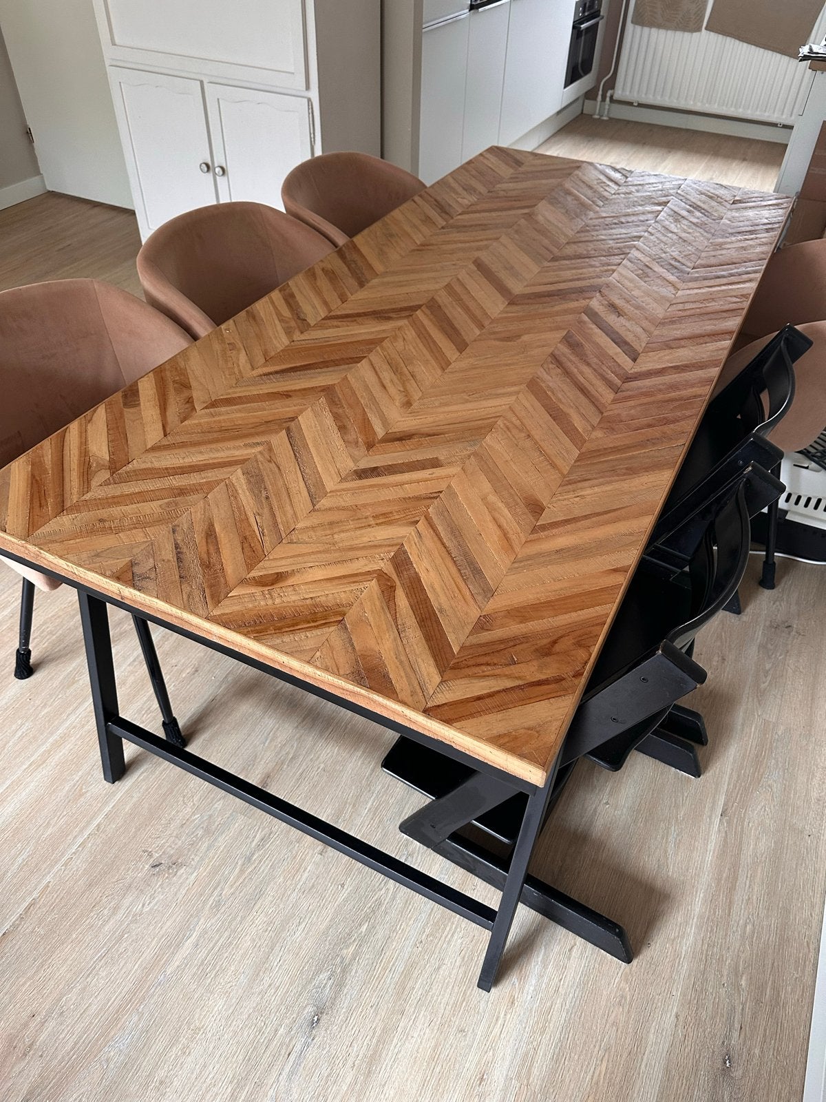 Foto 2 van Mooie eettafel met visgraatmotief en metalen onderstel