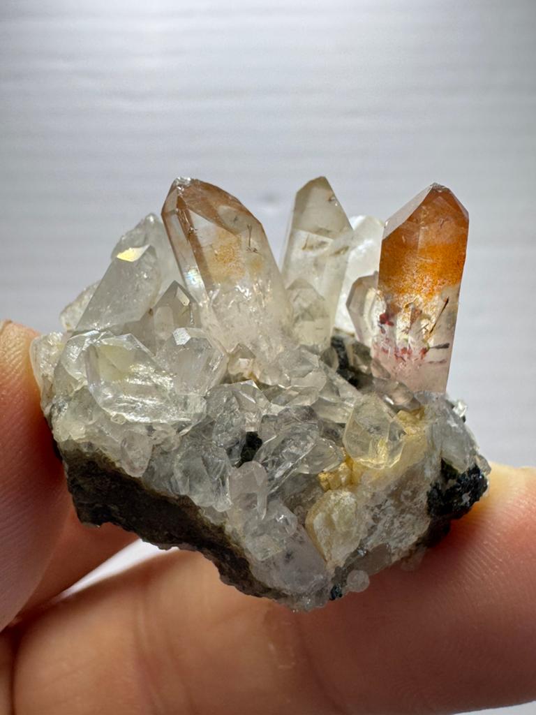 Kwarts cluster hematiet kristal -Goboboseb, Namibië mineraal, Ophalen of Verzenden, Mineraal