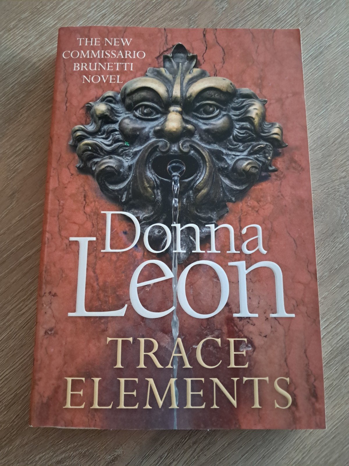 E8 Donna Leon - Trace Elements (Commissario Brunetti Novel), Ophalen of Verzenden, Gelezen, Donna Leon
