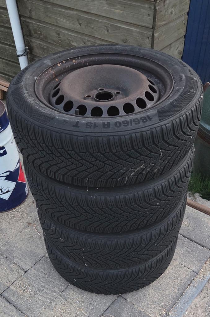 Winterbanden met stalen velgen voor Audi A1 185/60 R15 T, Ophalen, Gebruikt
