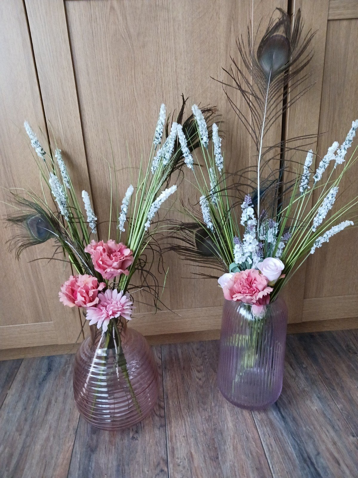 2 roze vazen met kunstbloemen, Ophalen, Zo goed als nieuw, Boeket, Binnen
