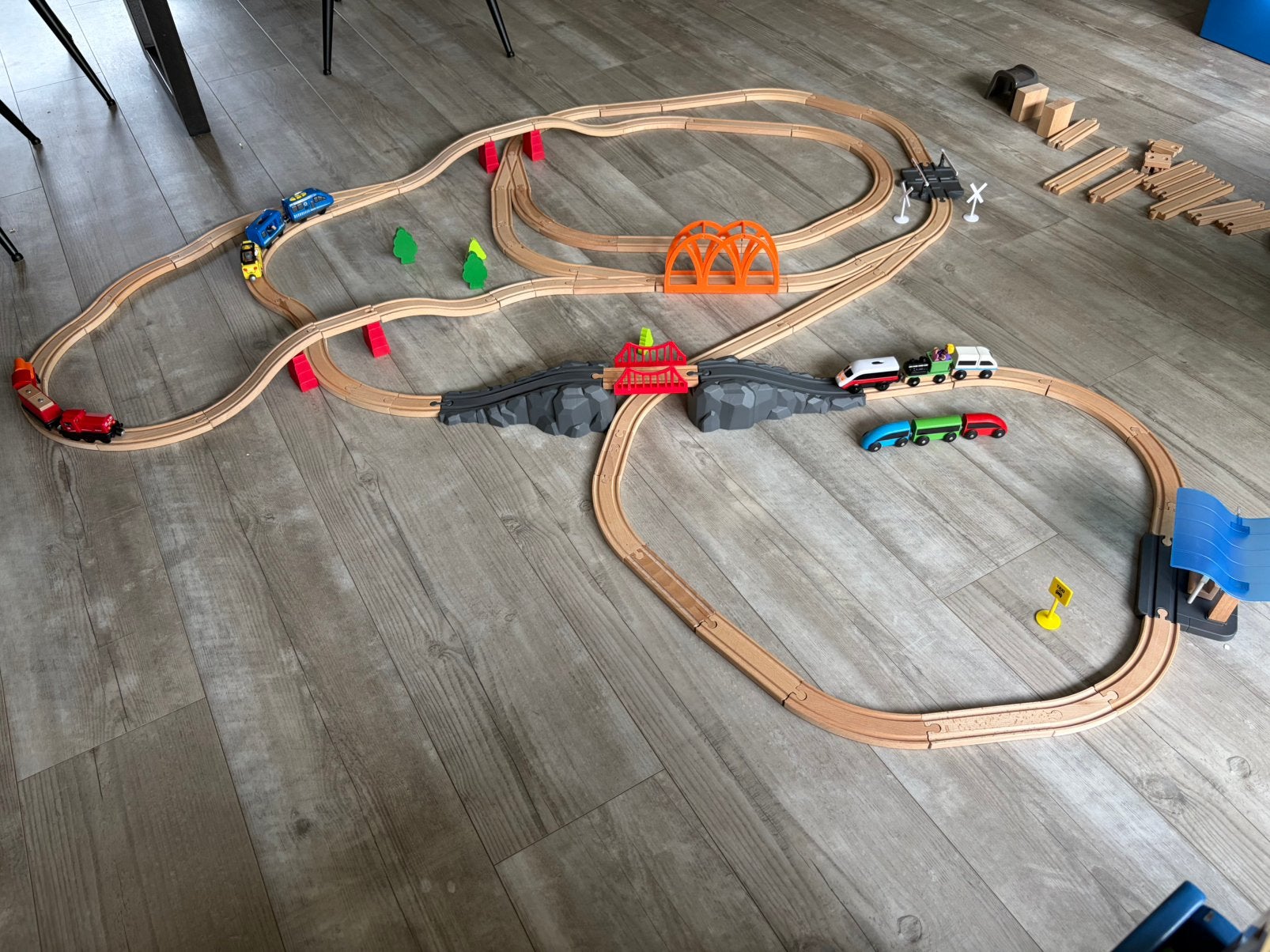 Grote houten treinbaan met 2 locomotieven op batterij, Ophalen, Zo goed als nieuw