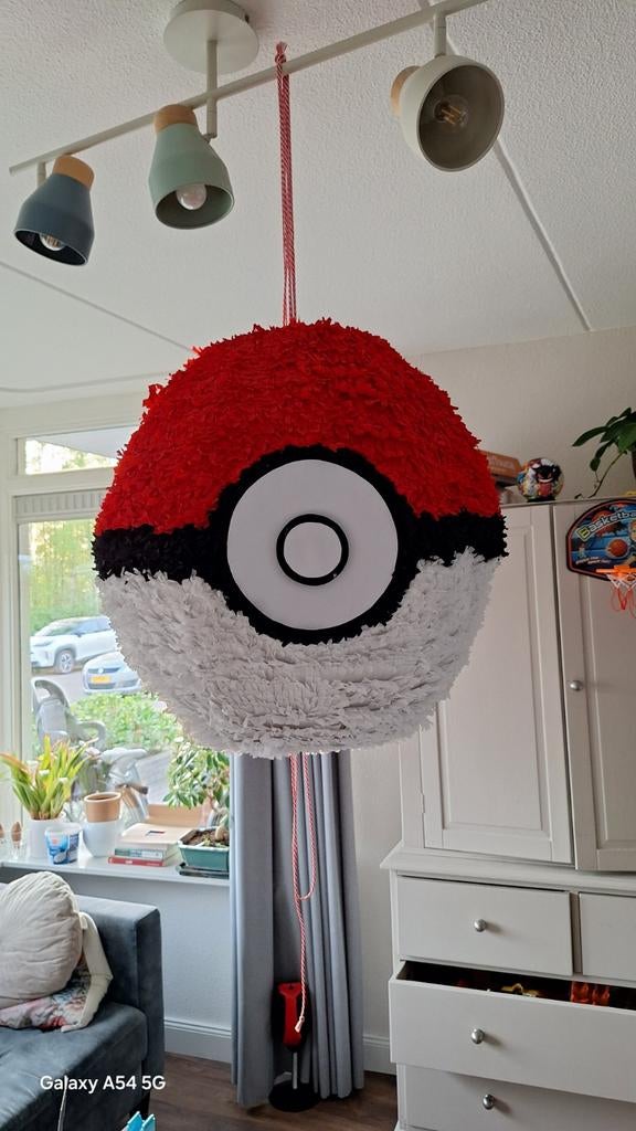 Handgemaakte pokémon piniata XL groot, Hobby en Vrije tijd, Feestartikelen, Ophalen of Verzenden, Nieuw, Feestartikel, Film of Tv