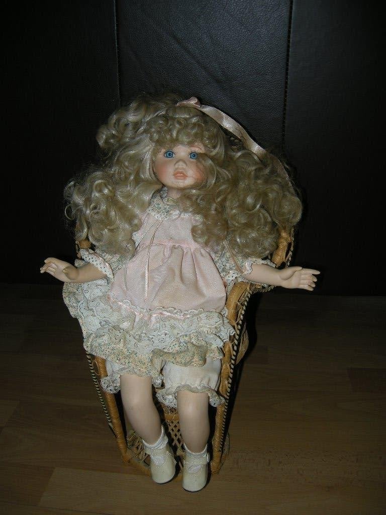 Porseleinen pop 45cm das poppe kunstarchiv excl.pauwen stoel, Antiek en Kunst, Ophalen of Verzenden