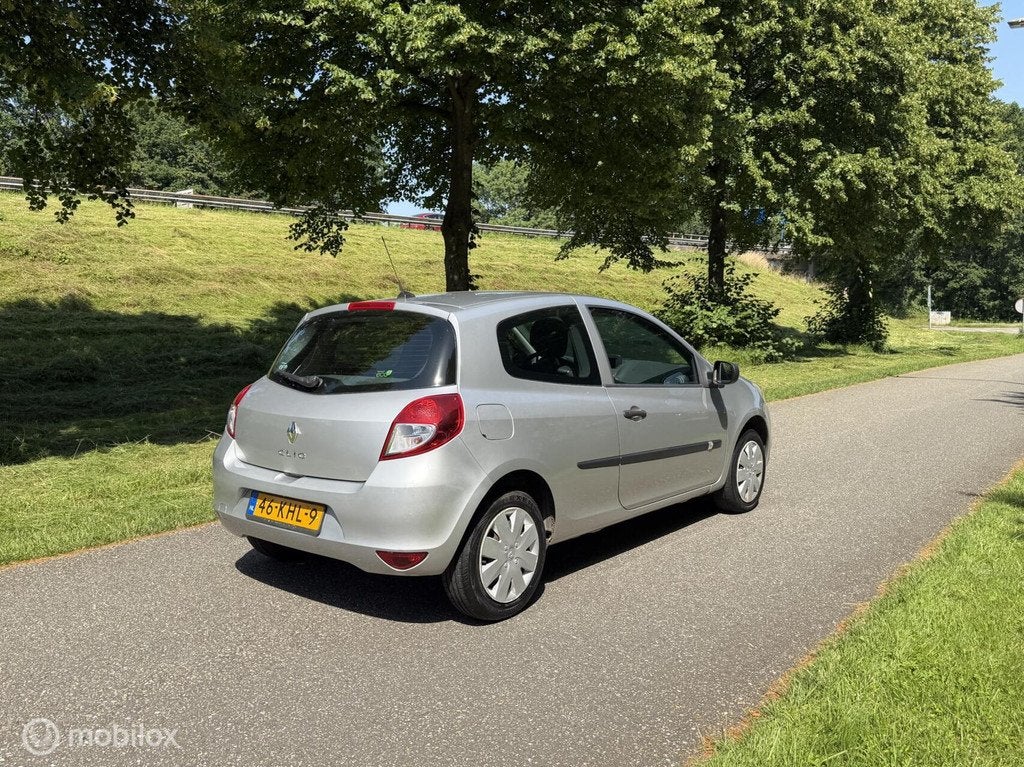 Renault Clio 1.2 Special Line*AIRCO*ELEK.RAMEN*LAGE KM*NAP, Voorwielaandrijving, Gebruikt, Zwart, 4 cilinders