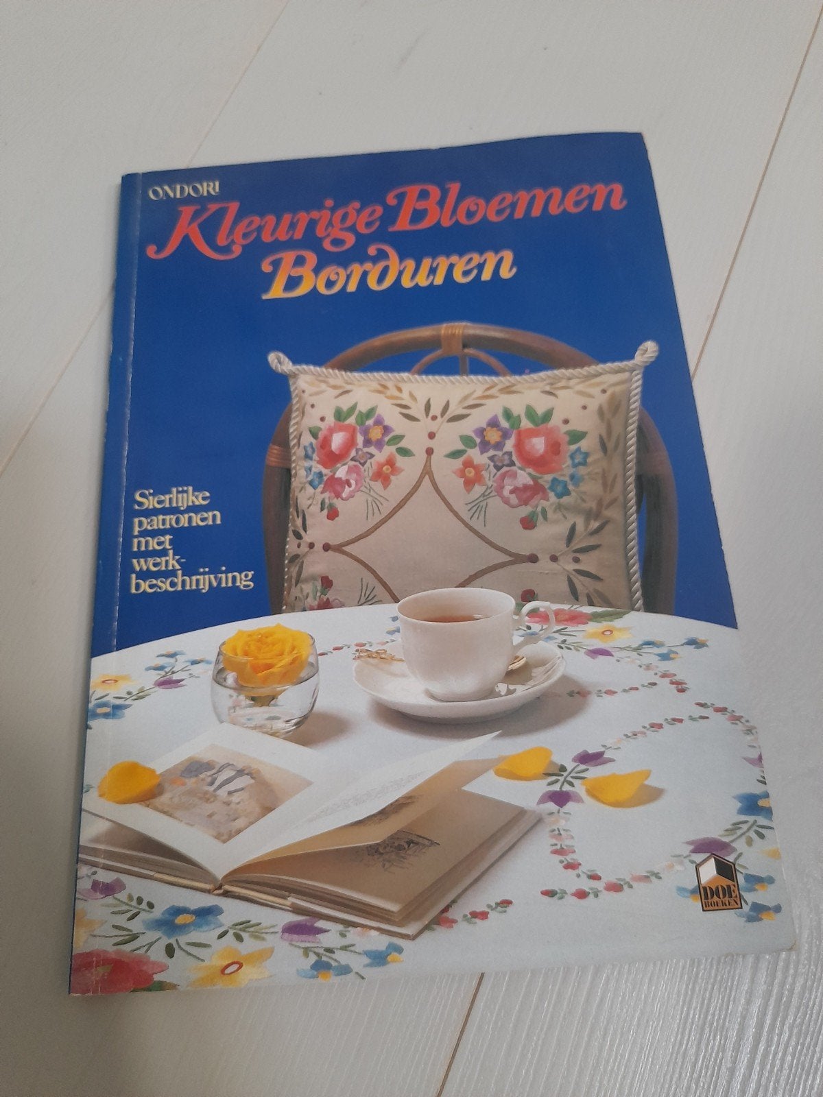Kleurige Bloemen Borduren - Borduurboek met patronen, Ophalen of Verzenden, Gebruikt, Handborduren, Patroon