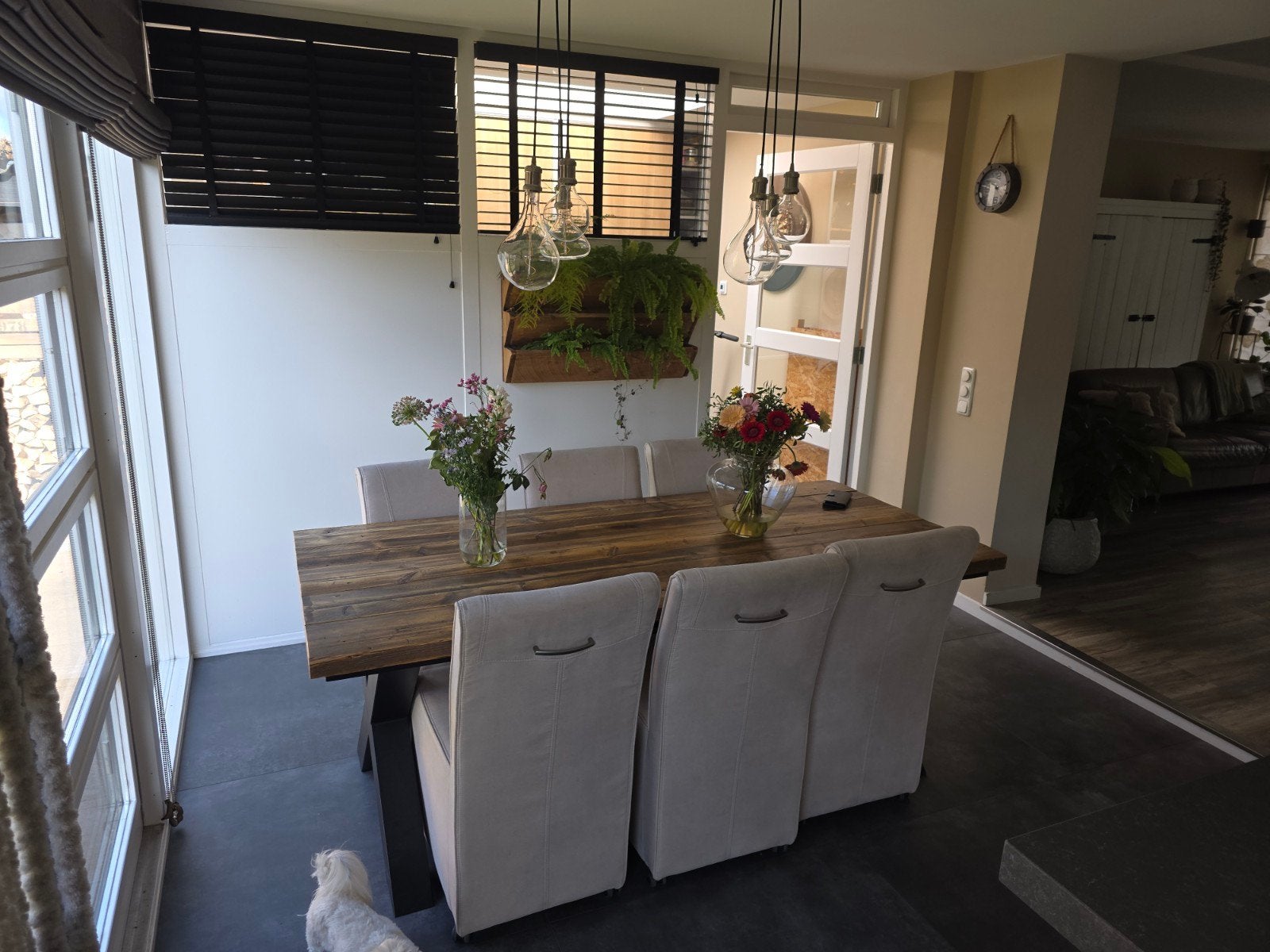 Eettafel met houten blad en zwart metalen onderstel, Huis en Inrichting, Ophalen, Gebruikt, 50 tot 100 cm, Vijf personen of meer