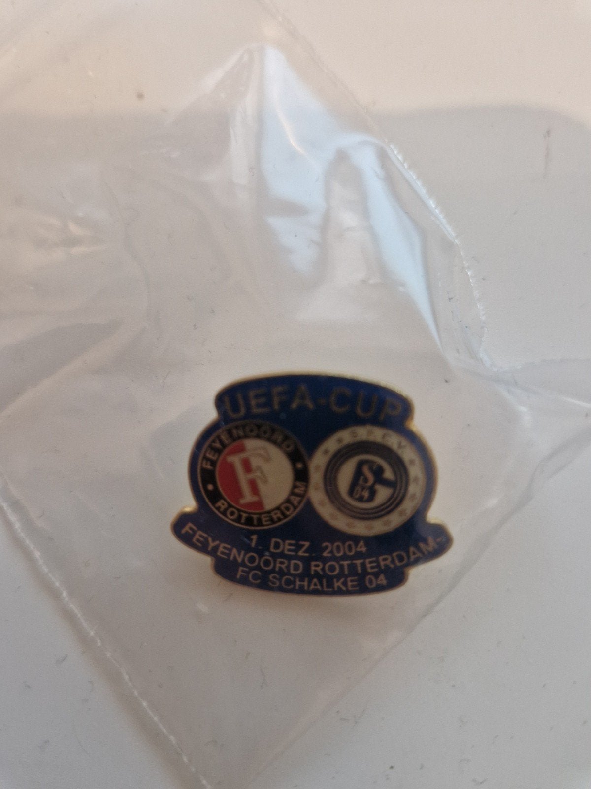 Feyenoord UEFA Cup Pin - 1 dec 2004 vs Schalke 04, Ophalen of Verzenden, Nieuw, Sport, Speldje of Pin