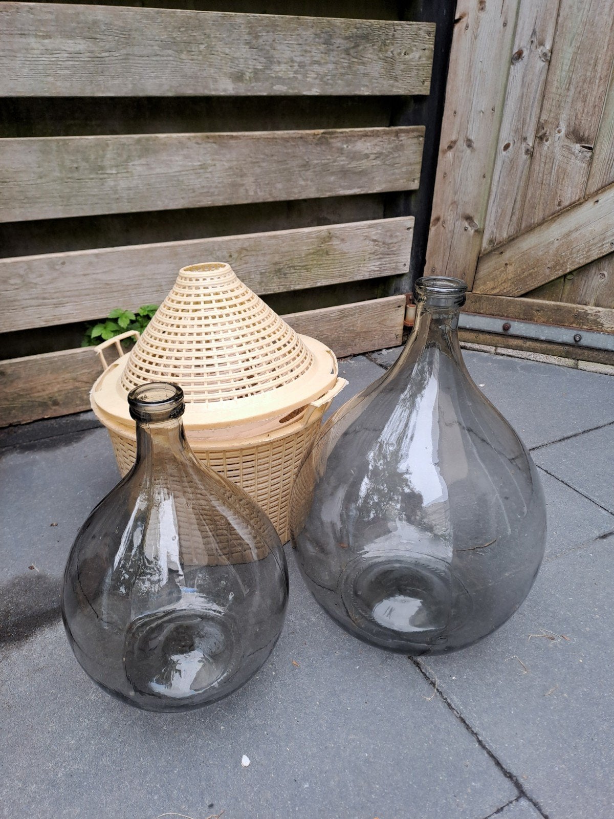 Grote glazen mandflessen met rieten mand - 2 stuks, Ophalen