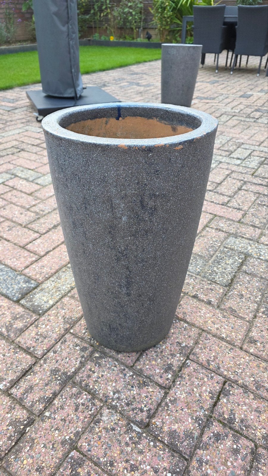 Grote grijze bloempot voor binnen en buiten, Tuin en Terras, Gebruikt, Terracotta, 70 cm of meer, Ophalen