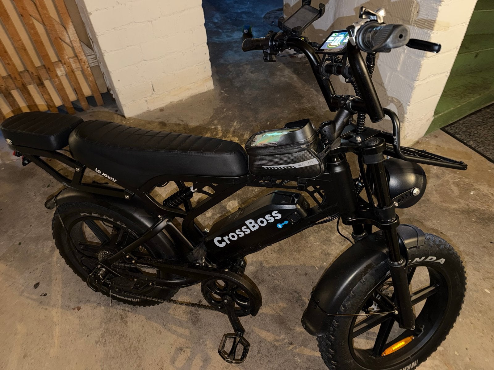 CrossBoss E-bike met dikke banden en dubbel zadel, Zo goed als nieuw, 51 tot 55 cm, 50 km per accu of meer, Ophalen