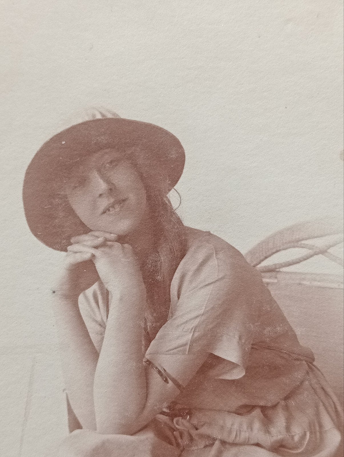 Vrouw met hoed oude foto Atelier Niestadt Rotterdam, Antiek en Kunst, Ophalen of Verzenden