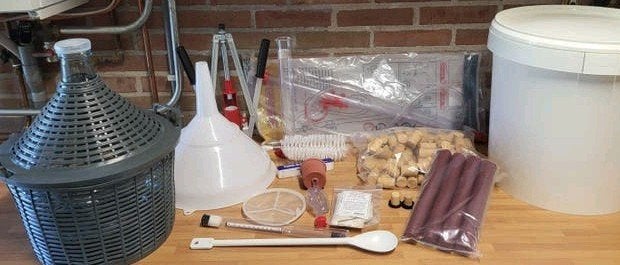 Set om WIJN te maken, Ophalen, Zo goed als nieuw