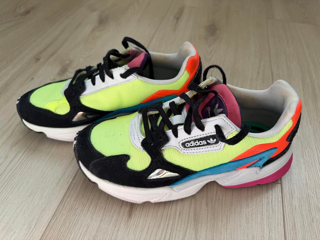 Adidas Falcon sneakers - Kleurrijk en comfortabel, Ophalen of Verzenden, Gedragen, Overige kleuren, Sneakers of Gympen