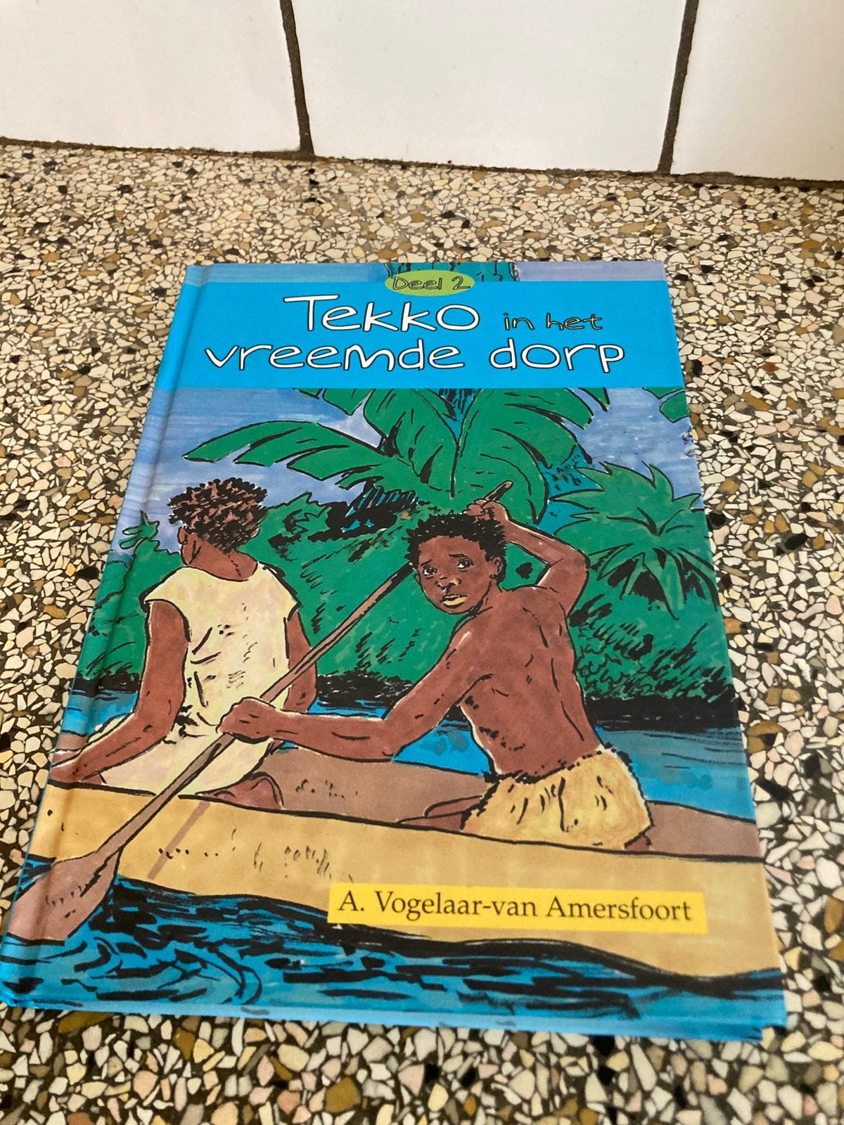 Tekko in het vreemde dorp, Boeken, Ophalen of Verzenden, Zo goed als nieuw