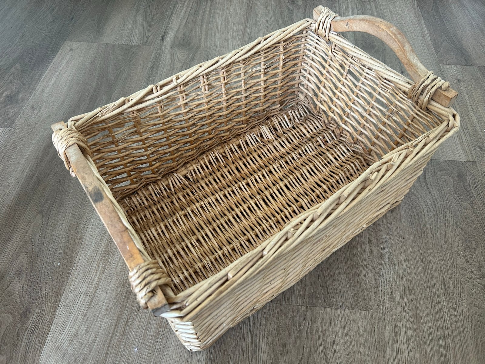 Vintage rieten mand met houten handvatten, Huis en Inrichting, Met handvatten, Gebruikt, Mand, Ophalen of Verzenden