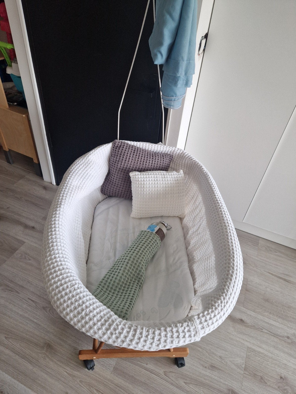 Wiegje met matras en bekleding en bijbehorende spullen, Ophalen, Zo goed als nieuw, Wieg