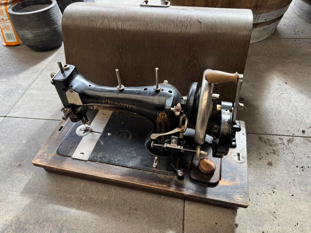Oude Phoenix naaimachine, Ophalen