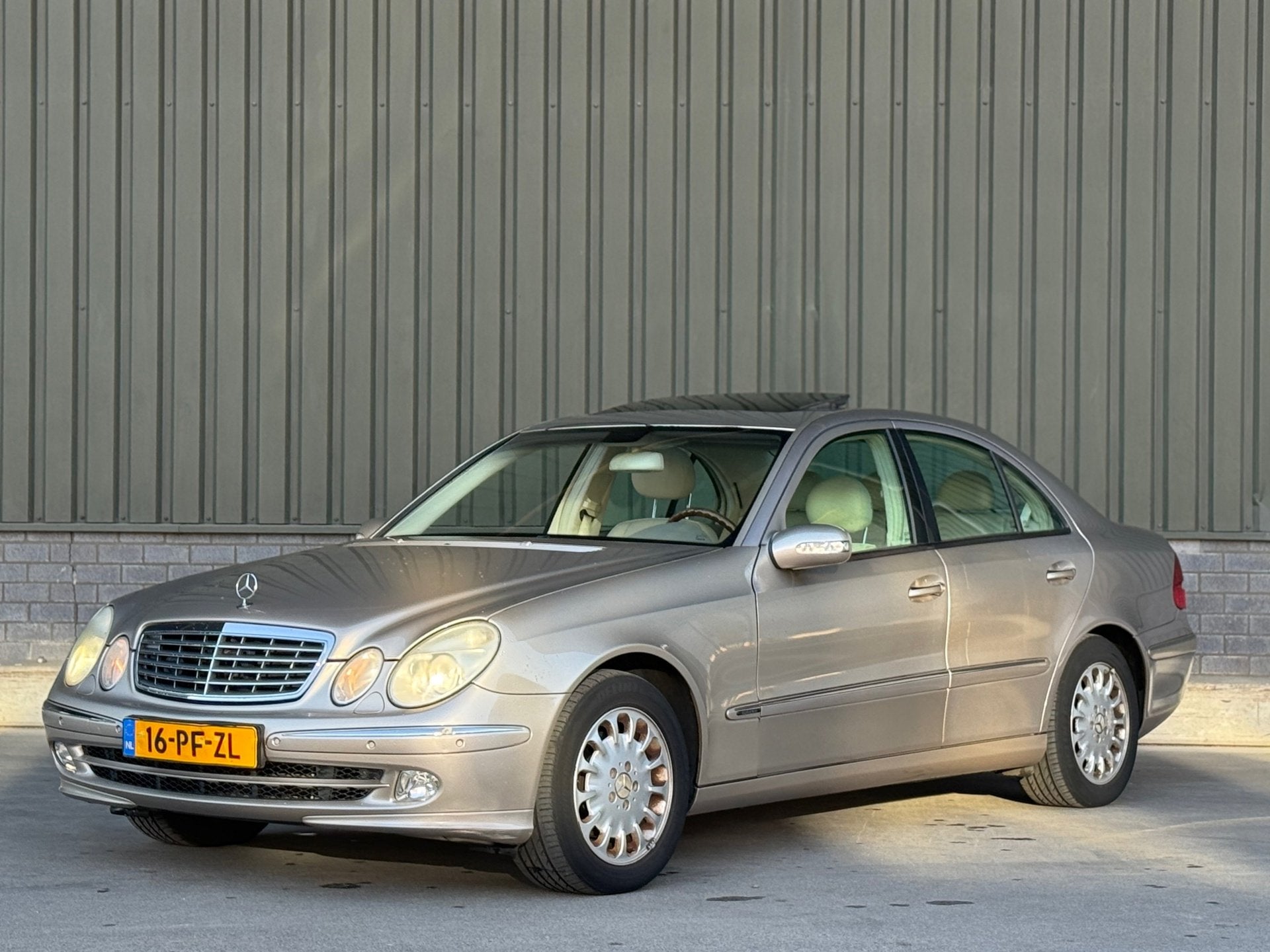 Mercedes-Benz E-klasse 240 Elegance / Automaat / Lage km sta, Automaat, Achterwielaandrijving, Gebruikt, 1505 kg