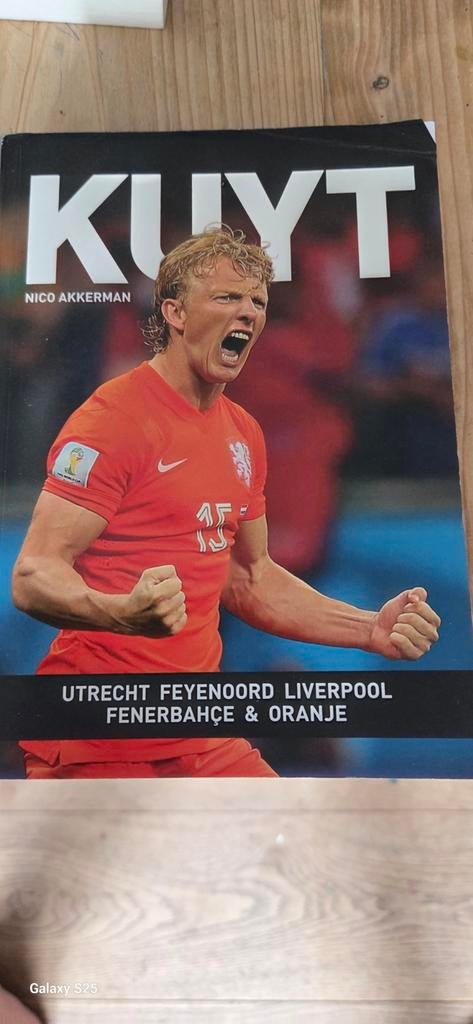Boek Kuyt - Nico Akkerman - Utrecht, Feyenoord, Liverpool, Ophalen of Verzenden, Gelezen, Nico Akkerman, Balsport