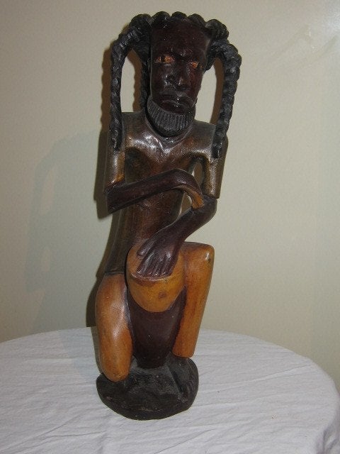 Houten beeld van een knielende man met dreadlocks. Afrikaans, Houtsnijwerk, Handgemaakt, Brutalistisch, Ophalen of Verzenden