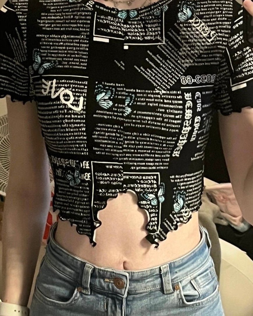 FB Sister - Crop top met krantenprint - Maat S, Kleding | Dames, Zwart, Ophalen of Verzenden, Zo goed als nieuw, Korte mouw
