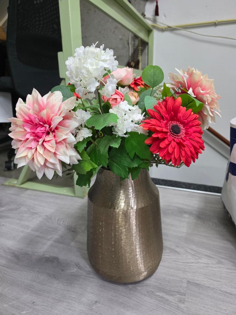 Gouden vaas hotel chique met boeket bloemen, Ophalen of Verzenden, Zo goed als nieuw