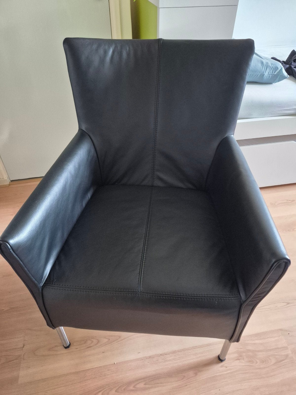 Mooie zwart lederen fauteuil, IZGS., Huis en Inrichting, Ophalen, Leer, Zo goed als nieuw, Modern