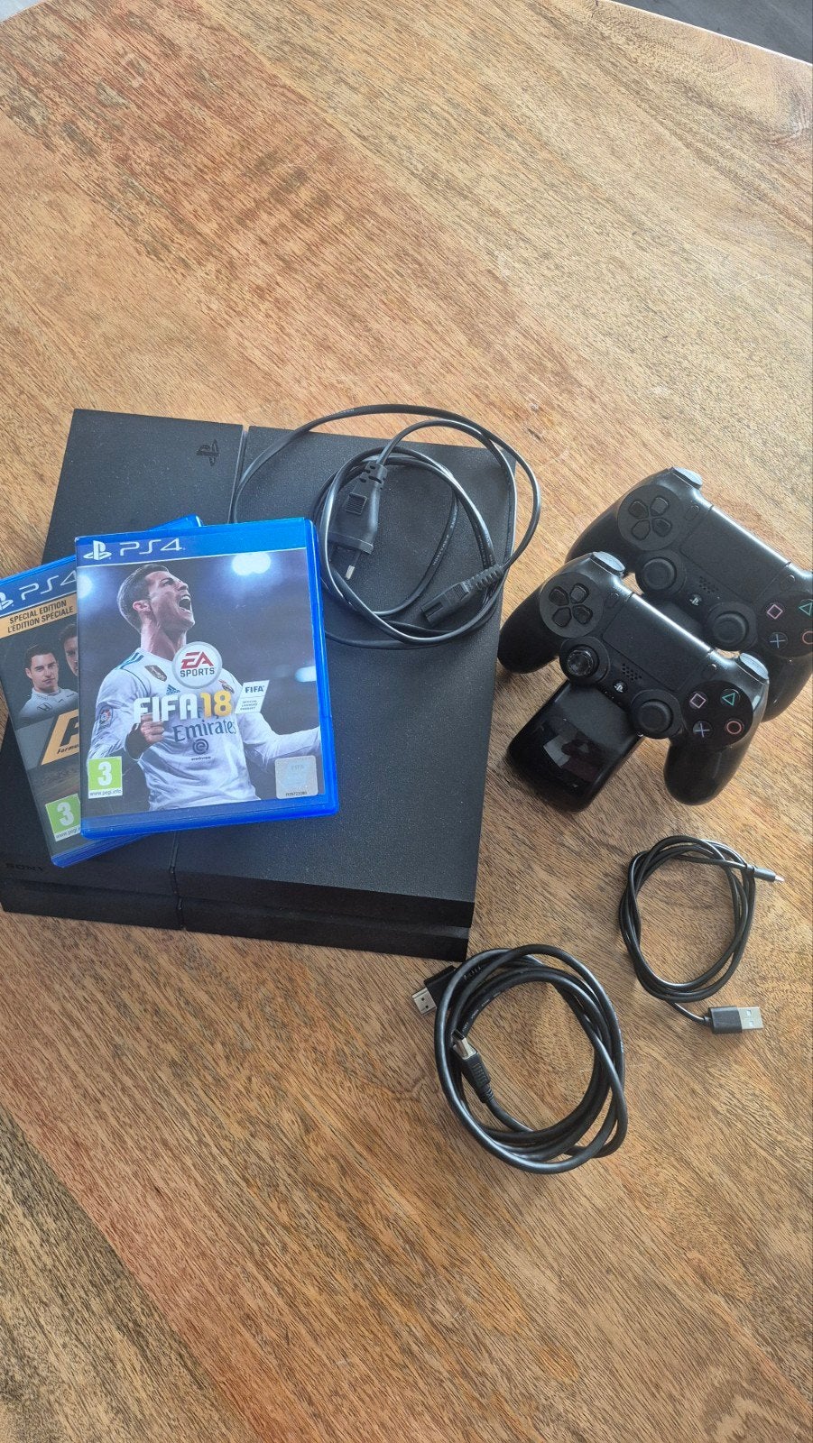 PlayStation 4 met 2 controllers en 2 games, Spelcomputers en Games, Spelcomputers | Sony PlayStation 4, Ophalen, Met 2 controllers