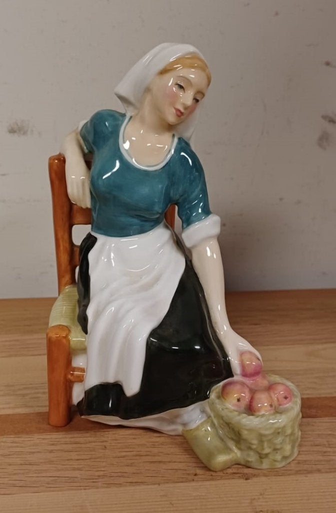 Royal Doulton "The Apple Maid" - Appelmeisje - HN2160, Ophalen of Verzenden, Zo goed als nieuw, Mens