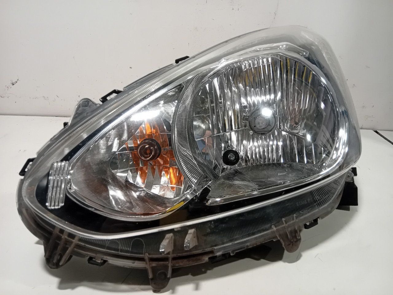 Koplamp links Mitsubishi Space Star, Onderdelen@venauto.nl, Van der Ven Autorecycling B.V., Gebruikt, Ettenseweg 76, 4706 PB Roosendaal, The Netherlands