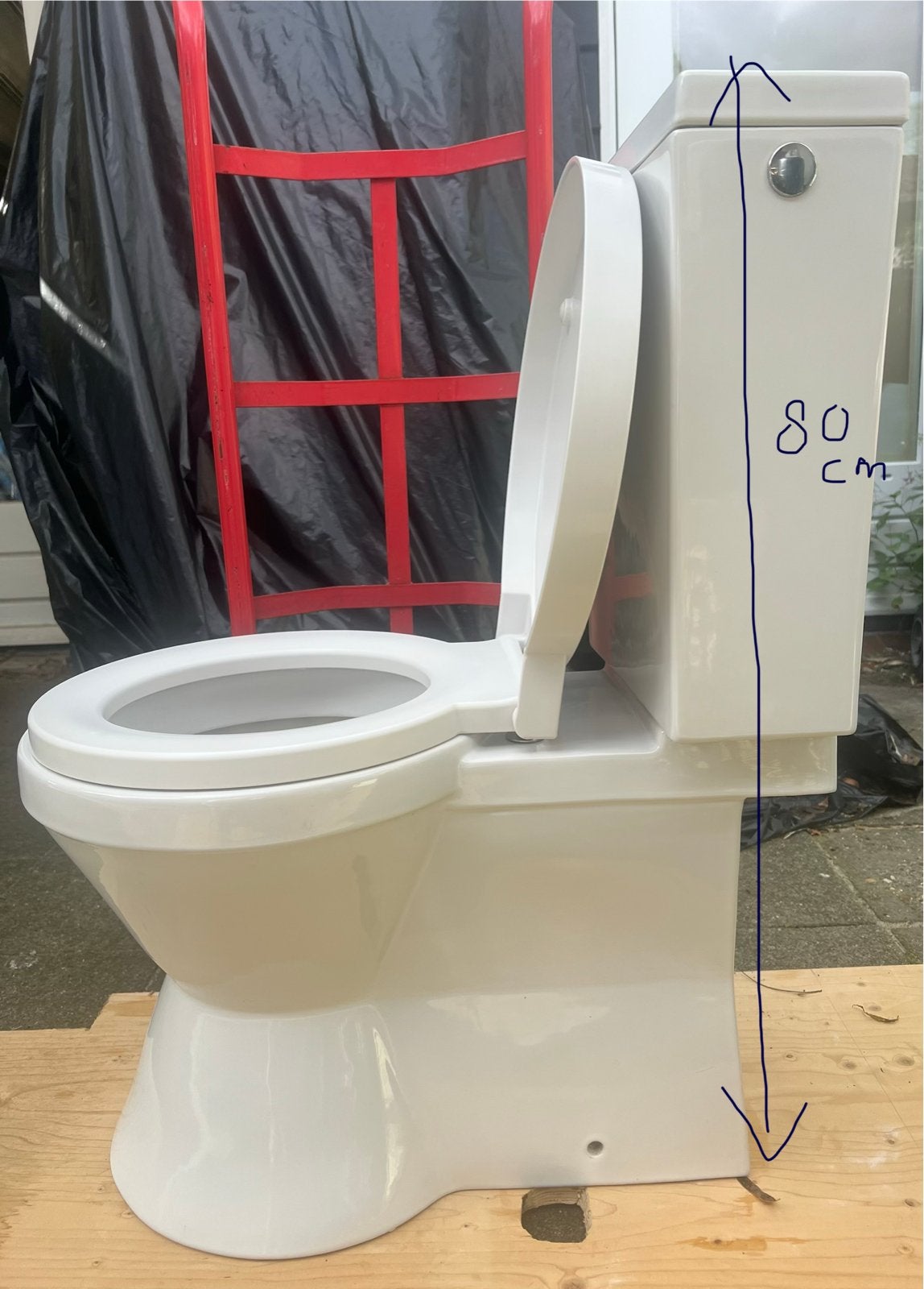 Sanindusa staand toilet met stortbak - 80cm hoog, Ophalen, Zo goed als nieuw, Toilet