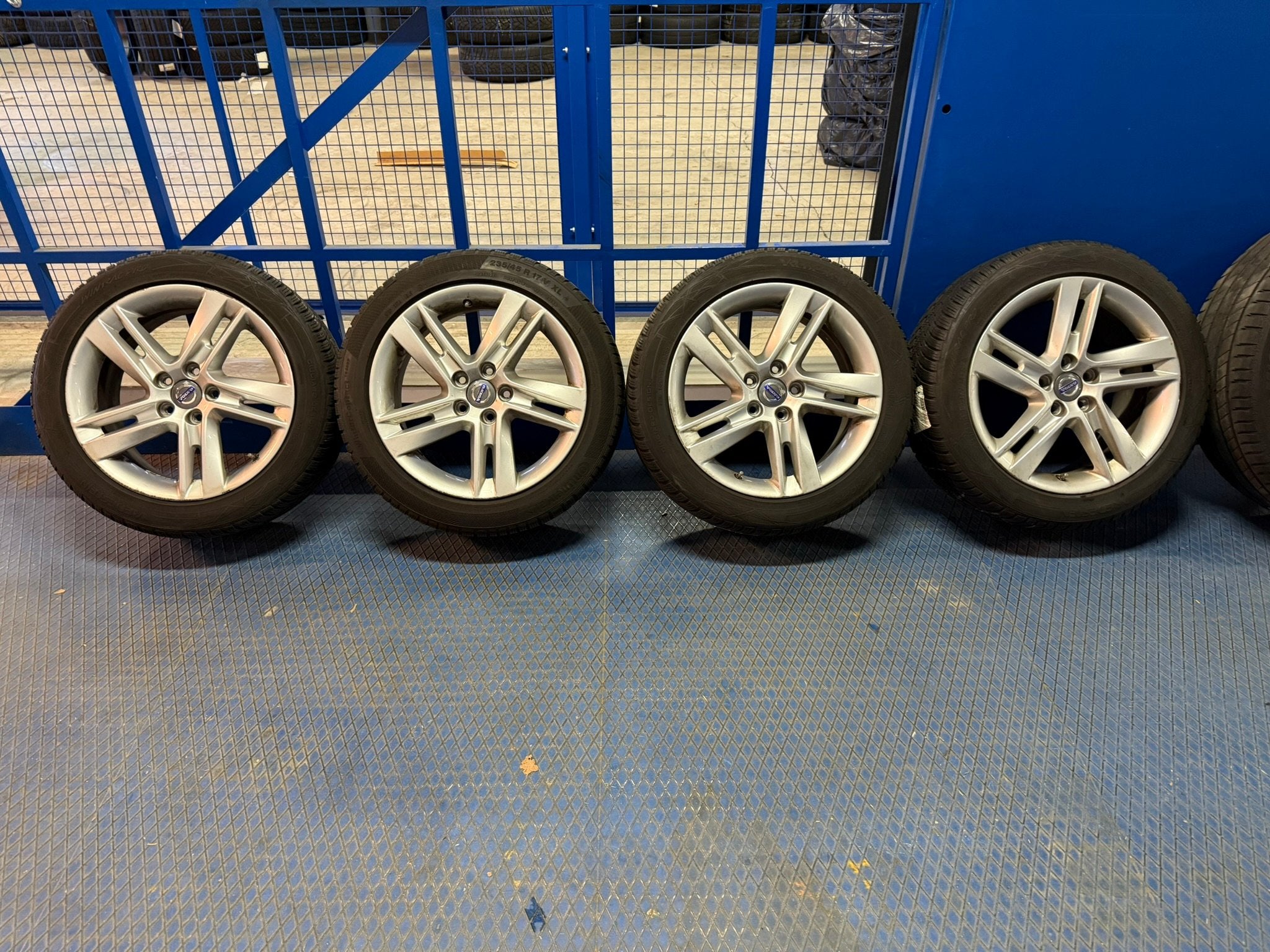 17'' Sadia - V60 - 3x Vredestein / Conti - 235/45 R17
