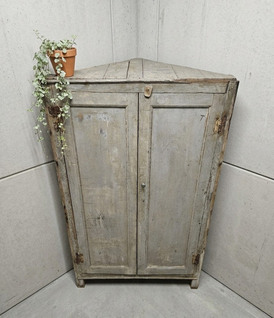 Antieke brocante grijze sleetse hoekkast vintage leg kast, Ophalen of Verzenden