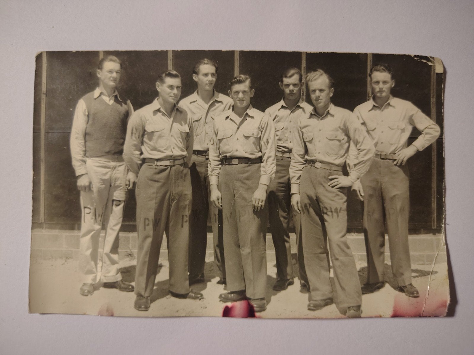 Fotokaart Krijgsgevangenen? "PW" op broeken, Verzamelen, Militaria | Tweede Wereldoorlog, Ophalen of Verzenden