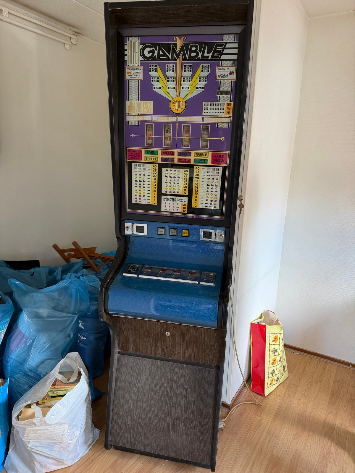 Werkende vintage gokkast - 40 jaar oud met gebruikerssporen, Verzamelen, Overige munten, Ophalen, Gebruikt