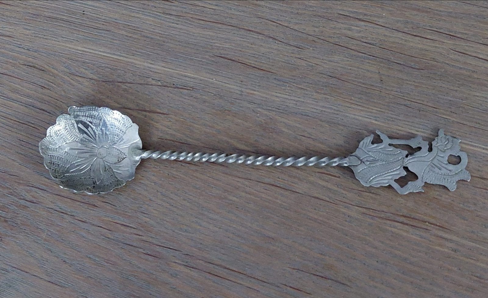 Verzilverd theelepel met bloemmotief en gedraaide steel, Antiek en Kunst, Ophalen of Verzenden