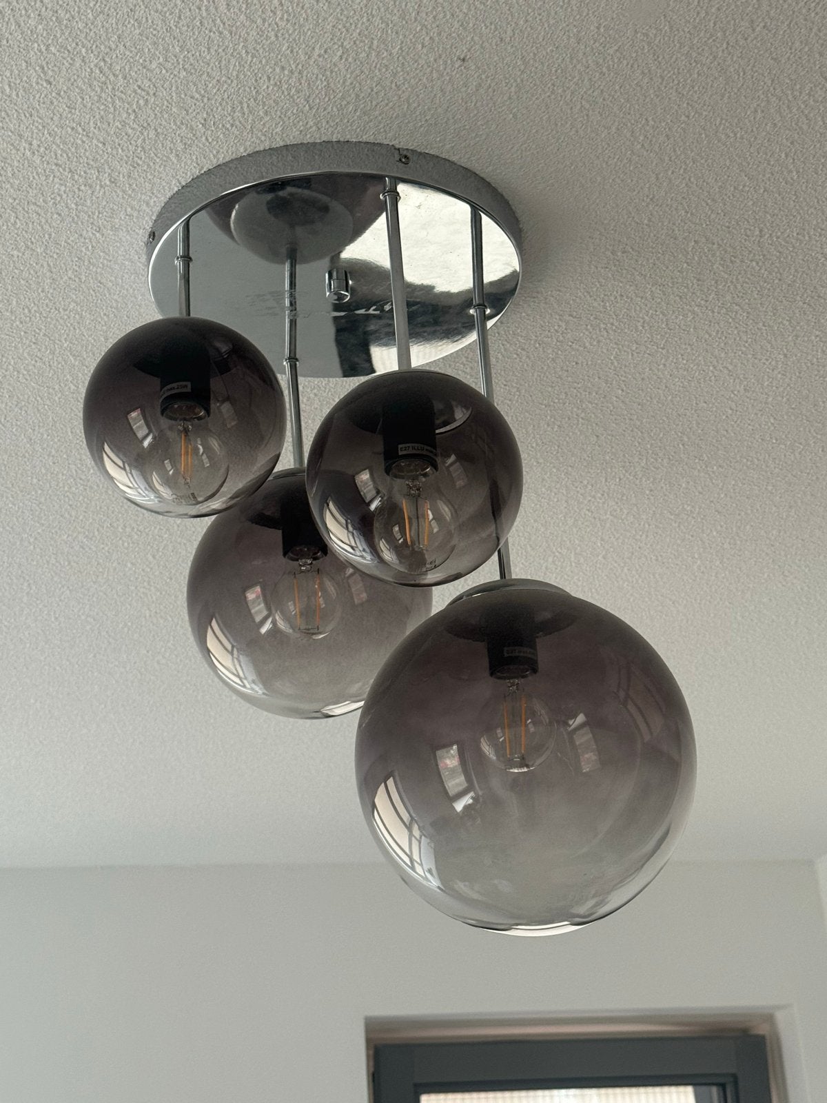Moderne plafondlamp met 4 glazen bollen, Ophalen, Zo goed als nieuw, Glas, E27 (groot)