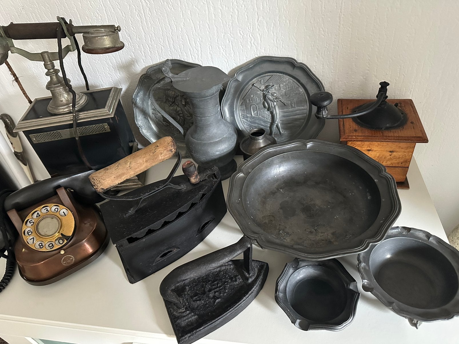 Oude tel’s, strijkijzers, div tin, Ophalen