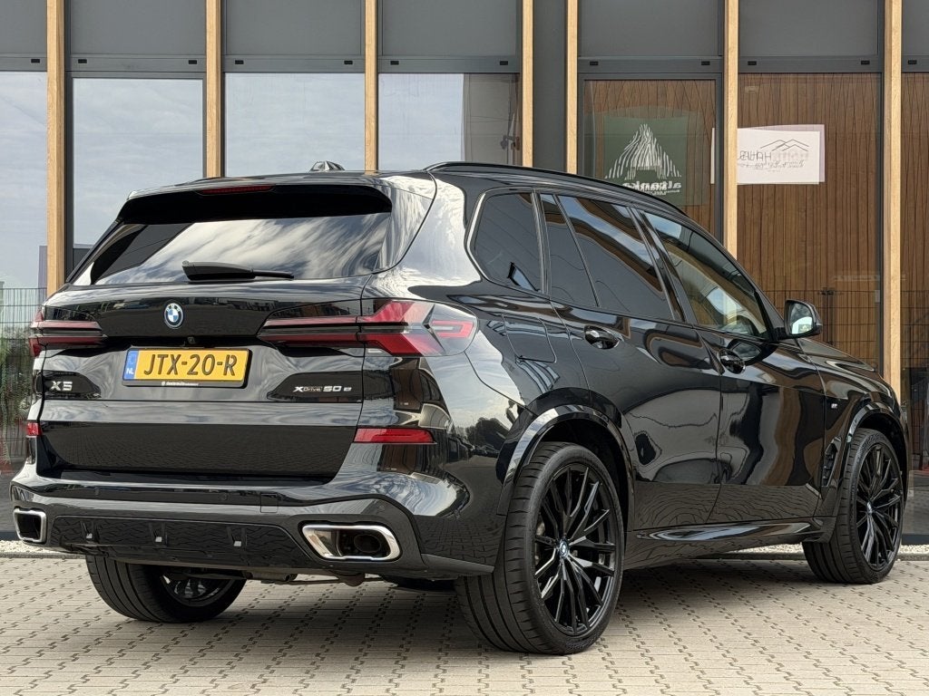 BMW X5 xDrive 50e M-Sport | Panoramadak |Driving Assistant |, Auto's, Dealer onderhouden, Gebruikt, 2395 kg, Zwart