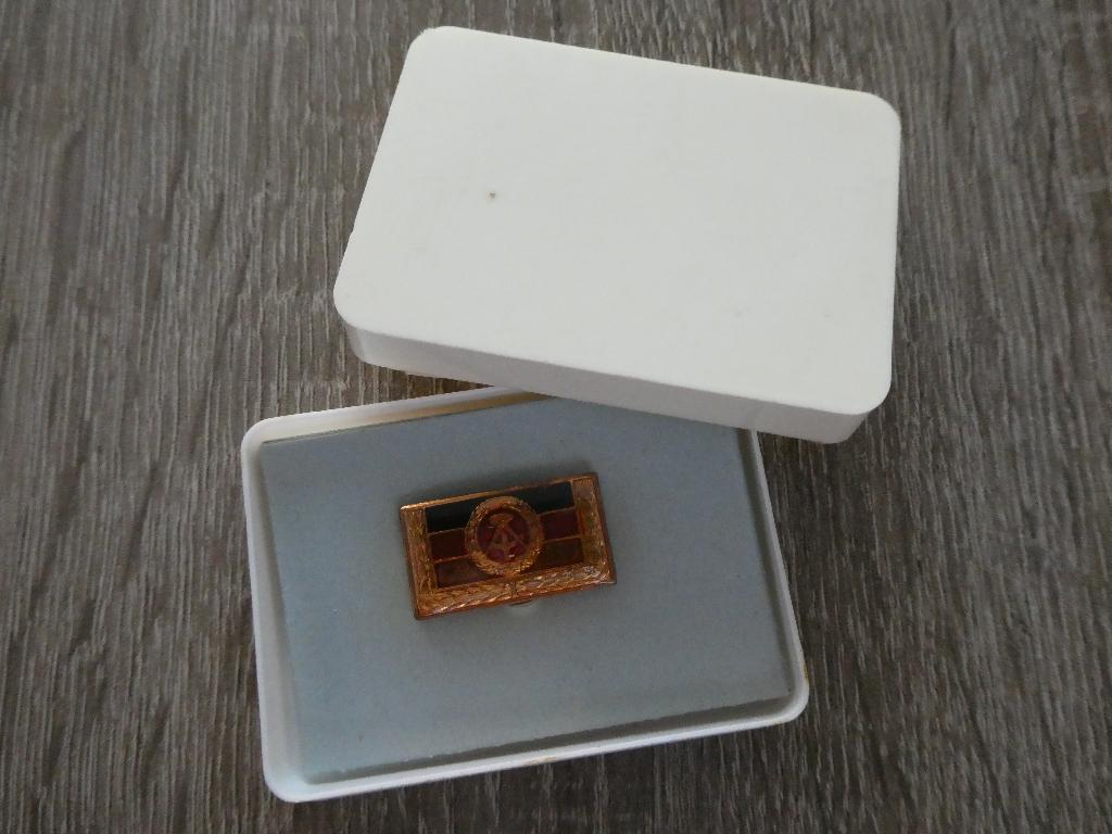 DDR speldje in doosje, Verzamelen, Militaria | Algemeen, Ophalen of Verzenden, Overige soorten, Duitsland, Embleem of Badge